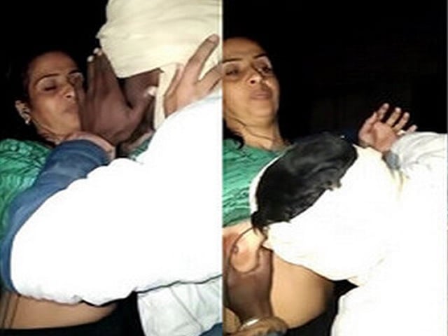 Mature village bhabhi boob press and sucking MMS