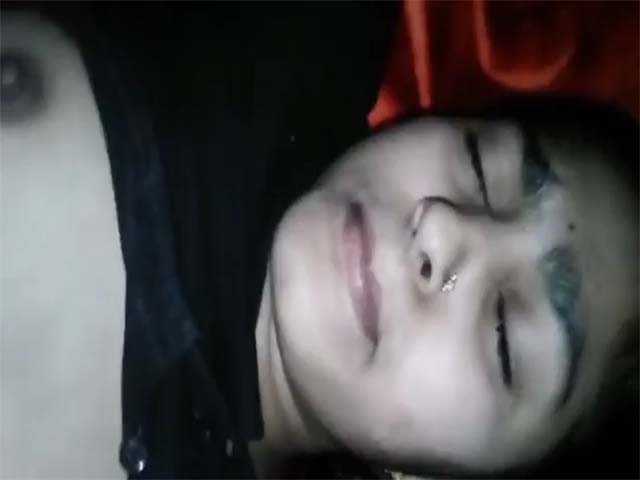 Bangladeshi housewife fucked by hubby on cam