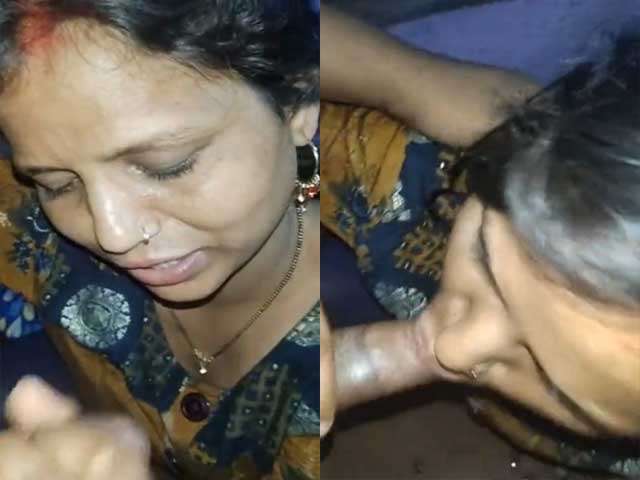 Village slut Bhabhi giving nice blowjob to customer