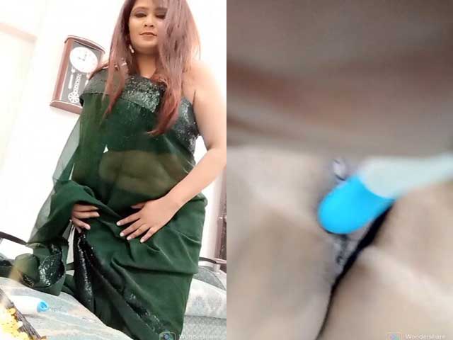 Super hot Indian bitch poking her pussy