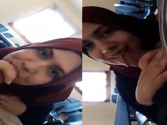 Beautiful hijab viral girl blowjob to dehati bf