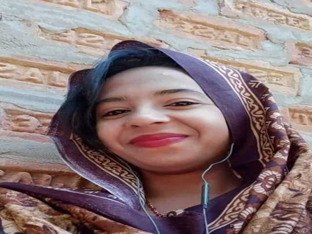 Bangladeshi girl showing her boobs on VC