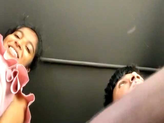 Desi lovers quick fucking session inside car