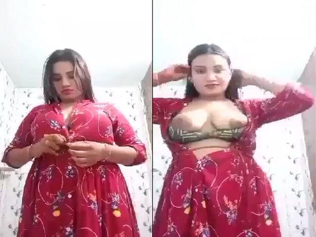 Pakistani girl naked boobs show selfie video