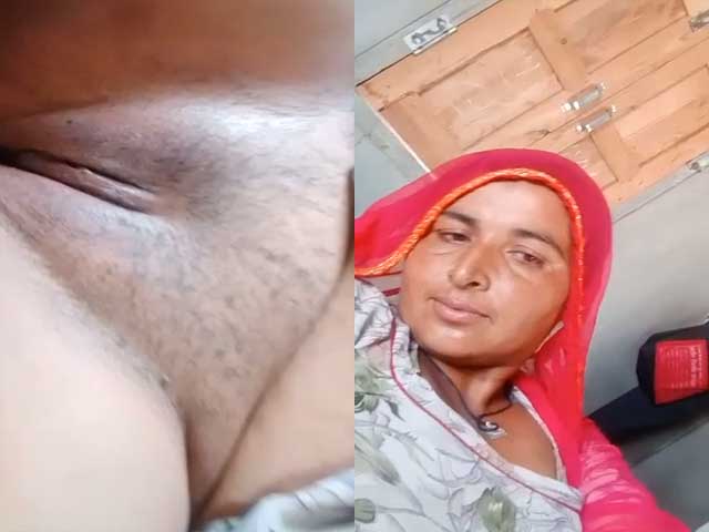 Chubby village Bhabhi showing her mature pussy