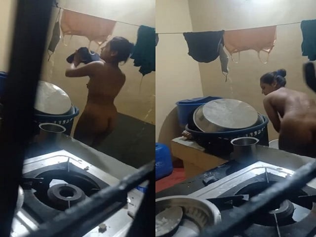 Young girl fully nude after bath in hidden cam