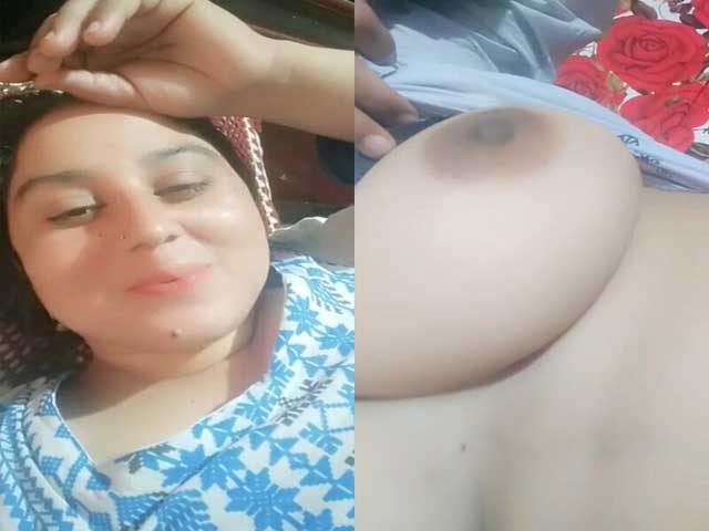 Mature Bhabhi showing her big milky boobs