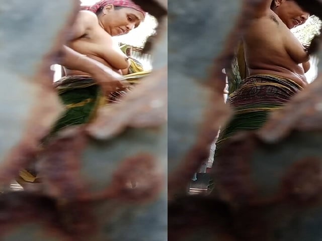 Mature MILF nude bath through hole on wall viral MMS