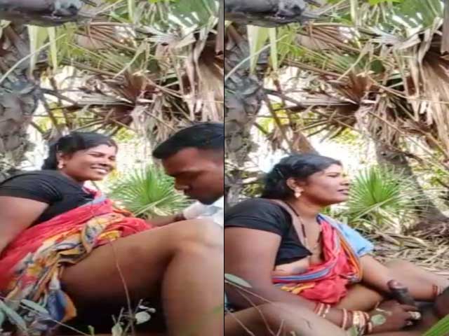 Desi couple hot sex under tree