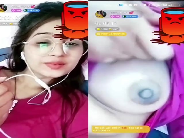 Cute girl flashes boobs in Chamet Pakistani sex chat