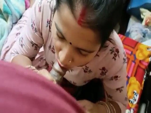 Cute Indian housewife giving blowjob on cam