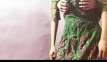 अकेली लड़की अपने यार के साथ मस्ती करते हुए पकड़ी गहीं