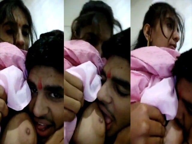 Desi lovers boobs sucking act on cam