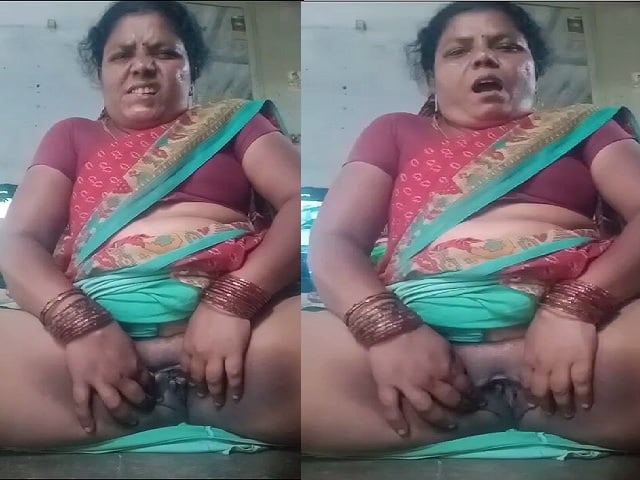 Mature Tamil sex aunty spreading pussy in mood